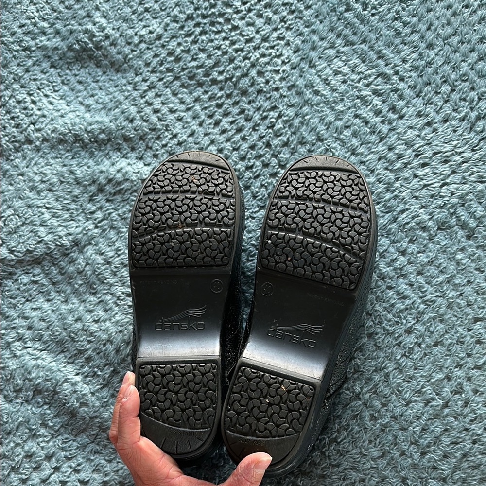 Stylish Black Patterned Women's Clogs - image 3